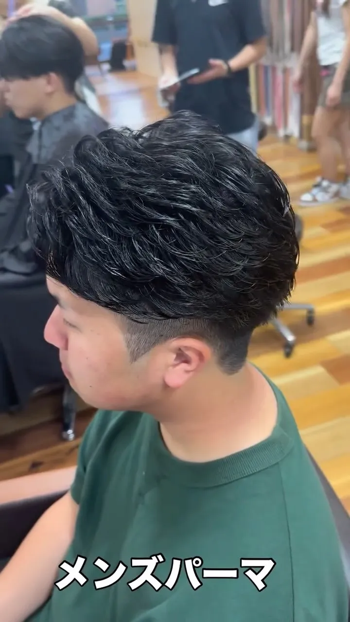 無造作な動きと立体感で魅せるメンズパーマ。